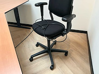 Overige kantoorinventaris/2 bureaus/1 bureau stoel - afbeelding 2 van  6