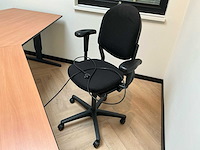 Overige kantoorinventaris/2 bureaus/1 bureau stoel - afbeelding 3 van  6
