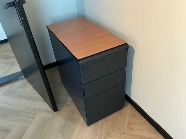 Overige kantoorinventaris/2 bureaus/2 stoelen/3 kasten - afbeelding 5 van  9