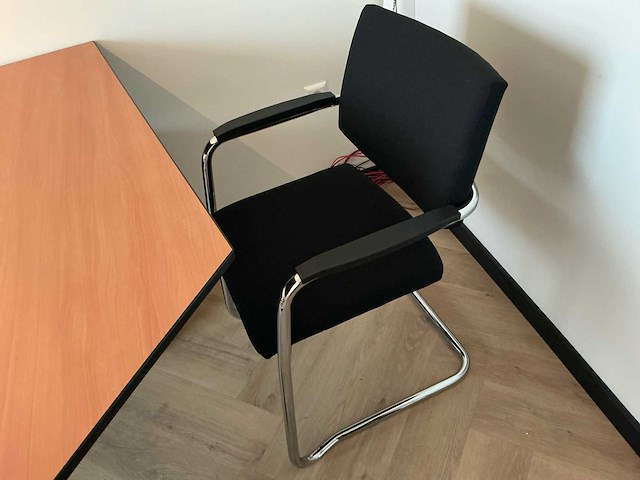 Overige kantoorinventaris/2 bureaus/2 stoelen/3 kasten - afbeelding 7 van  9