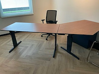 Overige kantoorinventaris/2 bureaus/2 stoelen/3 kasten - afbeelding 1 van  9