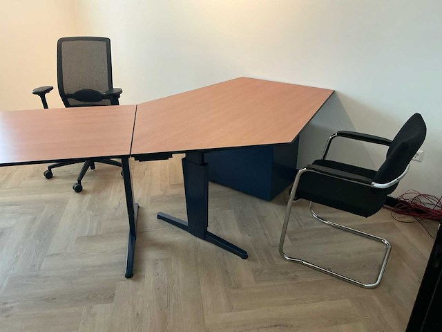 Overige kantoorinventaris/2 bureaus/2 stoelen/3 kasten - afbeelding 2 van  9