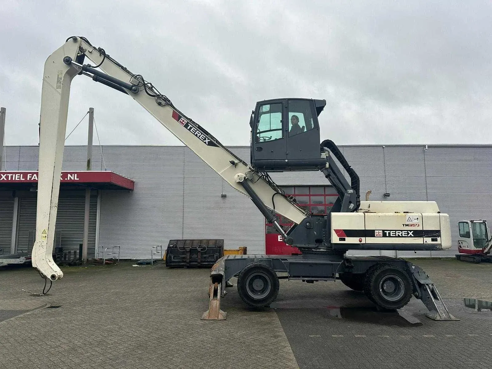 Overslagkranen, hijskranen, vrachtwagens, heftrucks en hoogwerkers
