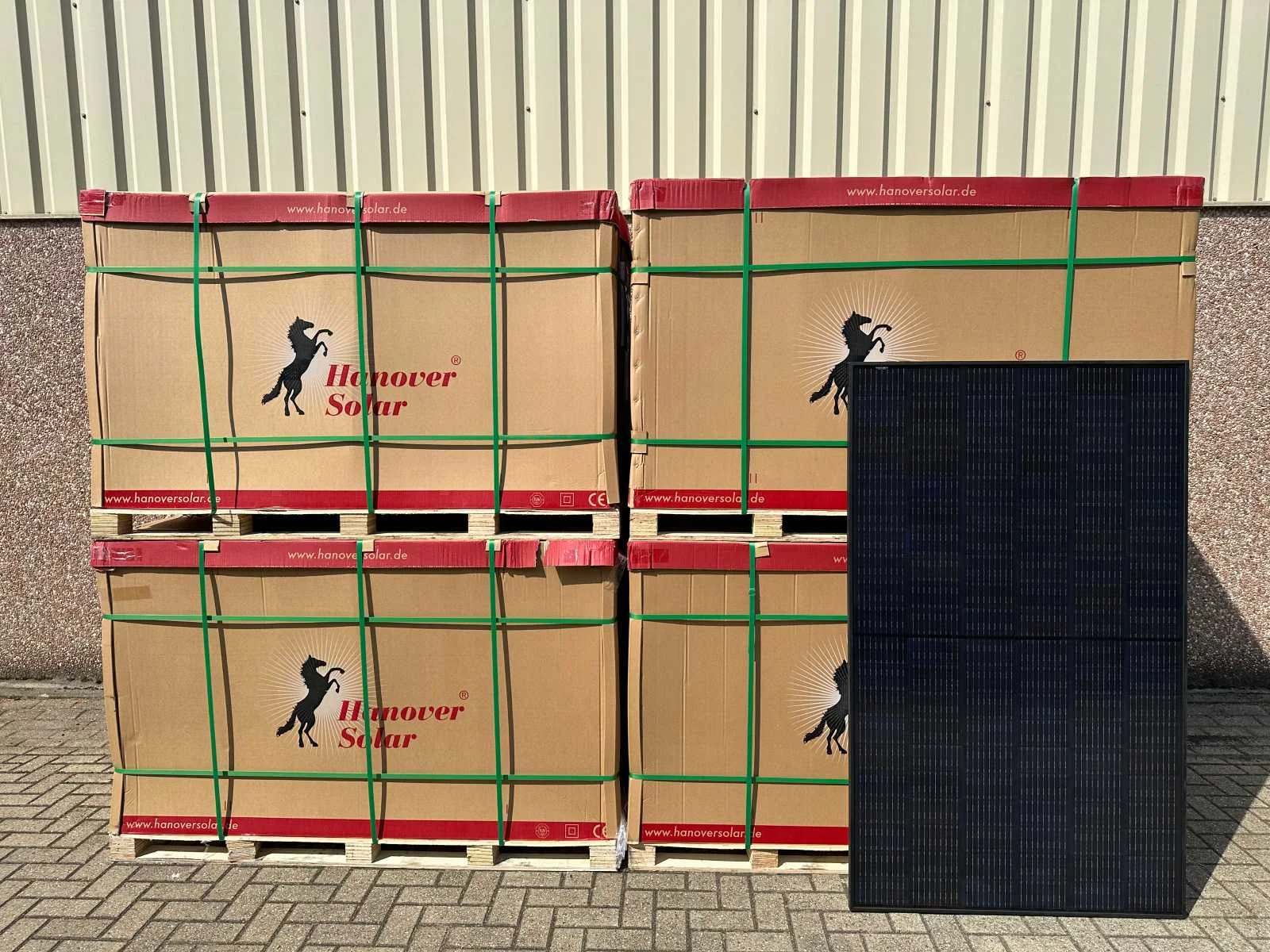 Overtollige voorraad zonnepanelen, (hybride) omvormers, zonnepanelen en batterijen t.b.v. energieopslag