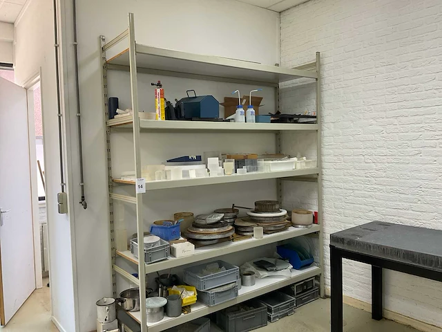 Overtoom magazijnstelling met inhoud - afbeelding 1 van  10