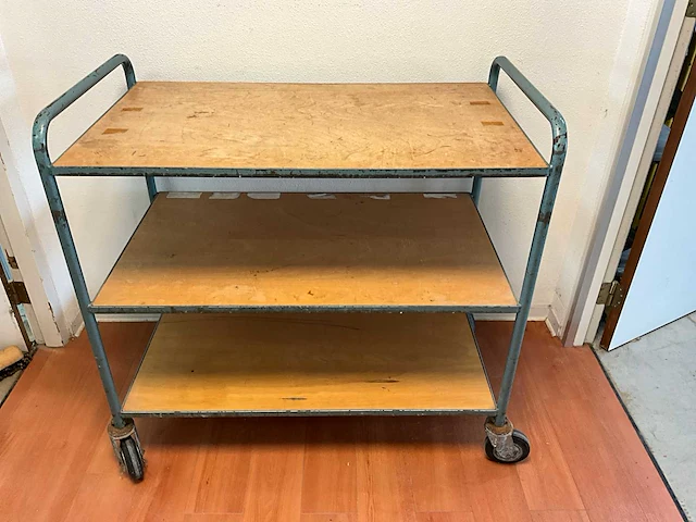 Overtoom tafelwagen met 3 houten etages en opstaande duwbeugel 110x61x100 cm - afbeelding 1 van  1