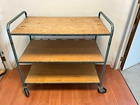 Overtoom tafelwagen met 3 houten etages en opstaande duwbeugel 110x61x100 cm - afbeelding 1 van  1