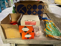 Oxaalzuur, safeworker, paslode, werkhandschoen, bouwhelmen, spijkers, kitspuiten - afbeelding 1 van  7