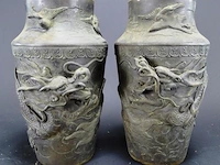 Paar antieke bronzen vazen met drakendecor