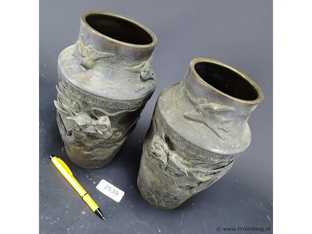 Paar antieke bronzen vazen met drakendecor - afbeelding 2 van  5