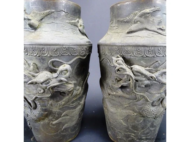 Paar antieke bronzen vazen met drakendecor - afbeelding 3 van  5