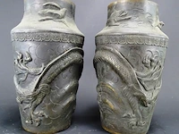 Paar antieke bronzen vazen met drakendecor - afbeelding 4 van  5
