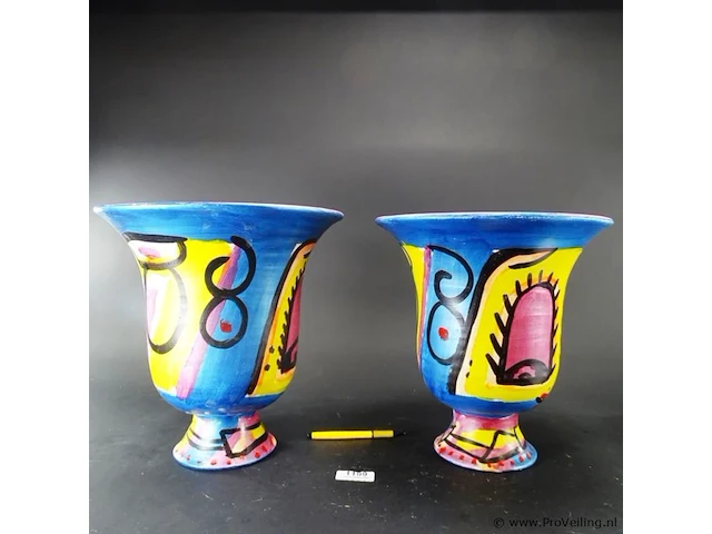 Paar beschilderde terracotta klokvazen - afbeelding 1 van  5