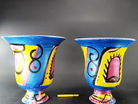 Paar beschilderde terracotta klokvazen - afbeelding 1 van  5