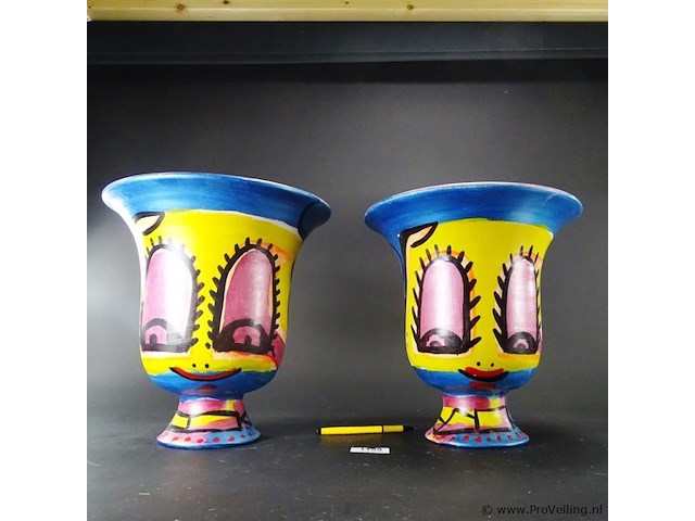 Paar beschilderde terracotta klokvazen - afbeelding 2 van  5