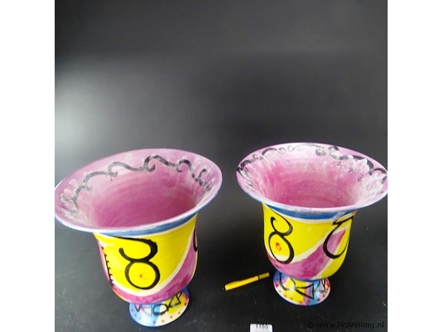 Paar beschilderde terracotta klokvazen - afbeelding 3 van  5