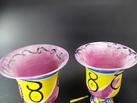 Paar beschilderde terracotta klokvazen - afbeelding 3 van  5