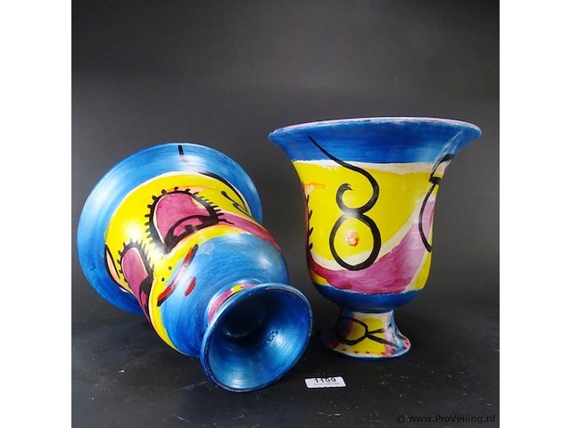 Paar beschilderde terracotta klokvazen - afbeelding 5 van  5