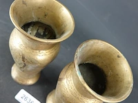 Paar brons/messing vazen met gedreven decor - afbeelding 4 van  5