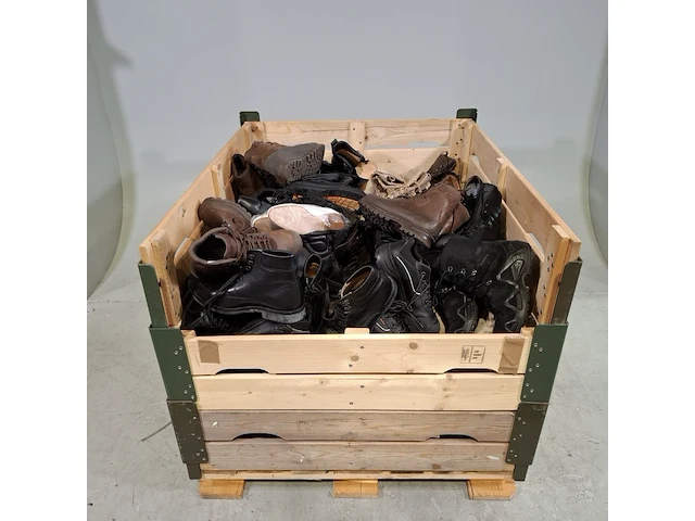 Paar diverse schoenen - afbeelding 1 van  7
