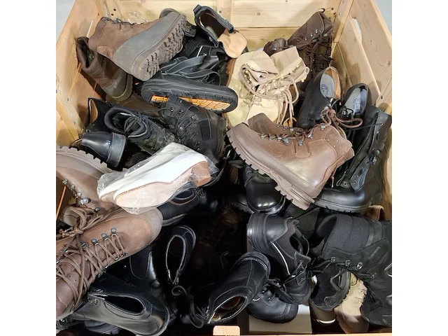 Paar diverse schoenen - afbeelding 2 van  7