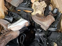 Paar diverse schoenen - afbeelding 2 van  7