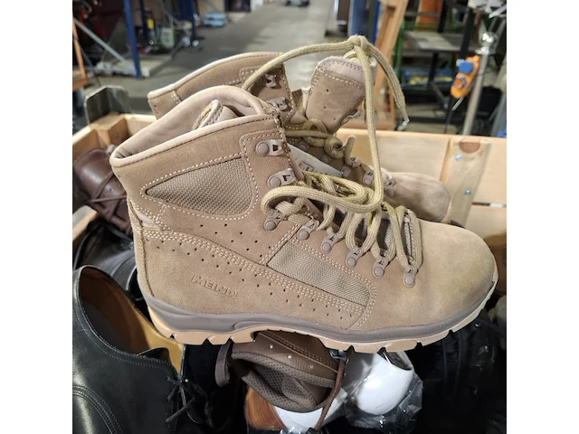 Paar diverse schoenen - afbeelding 4 van  7