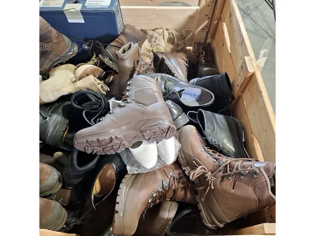Paar diverse schoenen - afbeelding 6 van  7