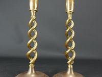 Paar gedraaid koper/messing kandelaren
