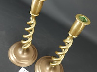 Paar gedraaid koper/messing kandelaren - afbeelding 3 van  5