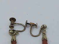 Paar gouden oorhangers, met carniool - afbeelding 2 van  5