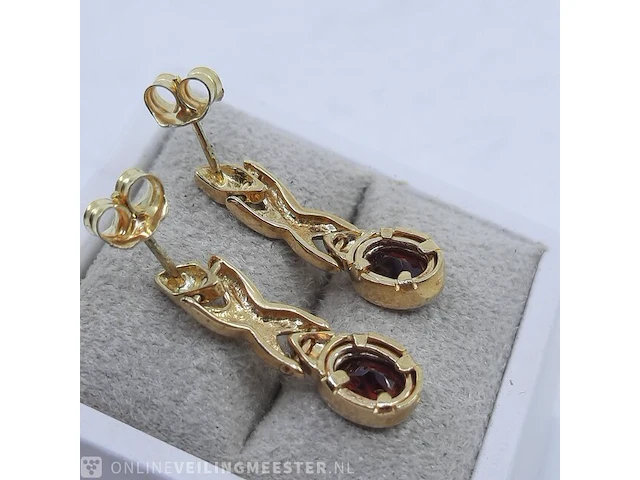 Paar gouden oorstekers, 18 karaats - afbeelding 9 van  9