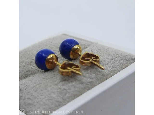 Paar gouden oorstekers met lapis lazuli steen, 18 karaats - afbeelding 6 van  6