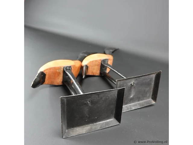 Paar hout met metalen vogels - afbeelding 5 van  5