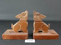 Paar houten honden als boekensteunen - afbeelding 1 van  3