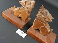 Paar houten honden als boekensteunen - afbeelding 2 van  3