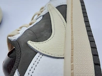 Paar kinder sneakers, maat 32 nike, jordan 1 low og sp x travis scott do5442-162 - afbeelding 2 van  25