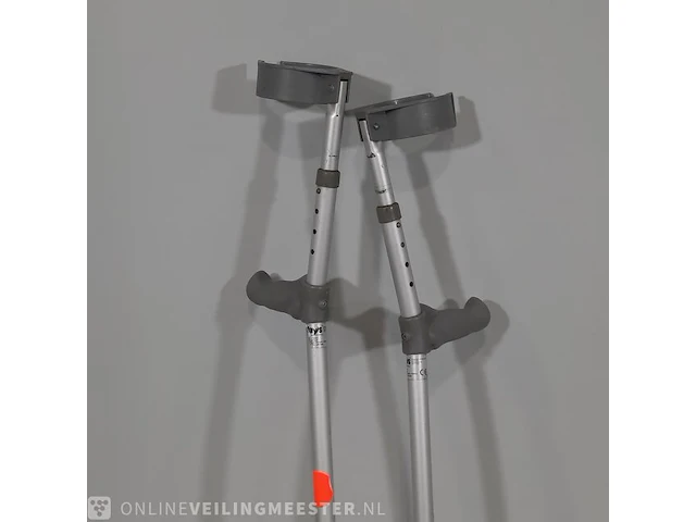 Paar krukken, looprek en 1x wandelstok - afbeelding 2 van  12