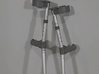 Paar krukken, looprek en 1x wandelstok - afbeelding 2 van  12