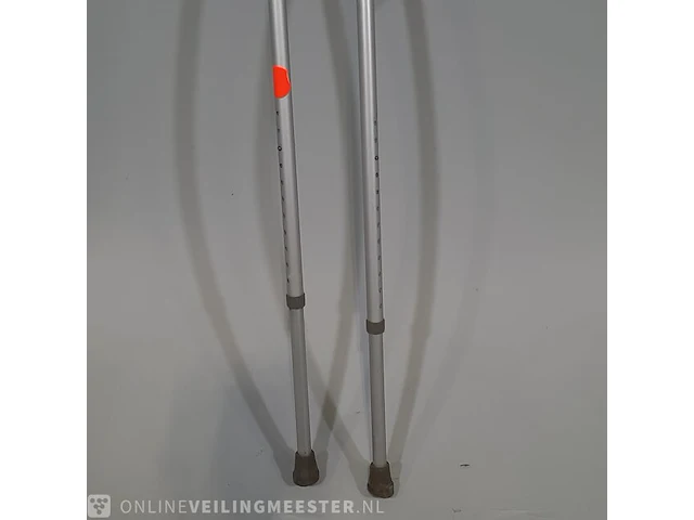 Paar krukken, looprek en 1x wandelstok - afbeelding 3 van  12
