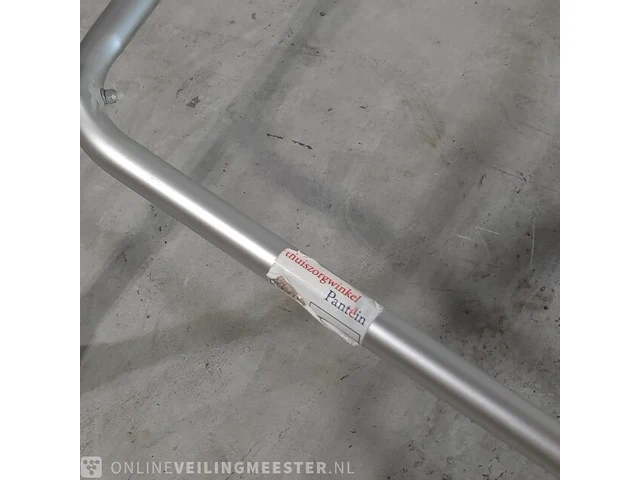 Paar krukken, looprek en 1x wandelstok - afbeelding 8 van  12