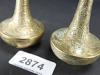 Paar messing kannetjes met gedreven decor - afbeelding 4 van  5