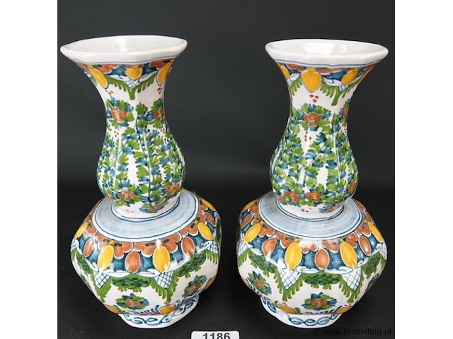 Paar oude/antieke makkum kastvazen - afbeelding 1 van  5