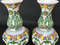 Paar oude/antieke makkum kastvazen