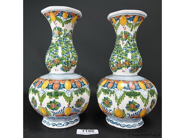 Paar oude/antieke makkum kastvazen - afbeelding 2 van  5