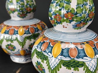 Paar oude/antieke makkum kastvazen - afbeelding 4 van  5