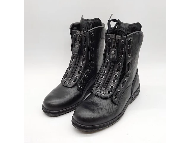 Paar schoenen, maat 275m - afbeelding 2 van  8