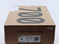Paar schoenen, maat 41 1/3 adidas, yeezy boost 700 - afbeelding 2 van  10