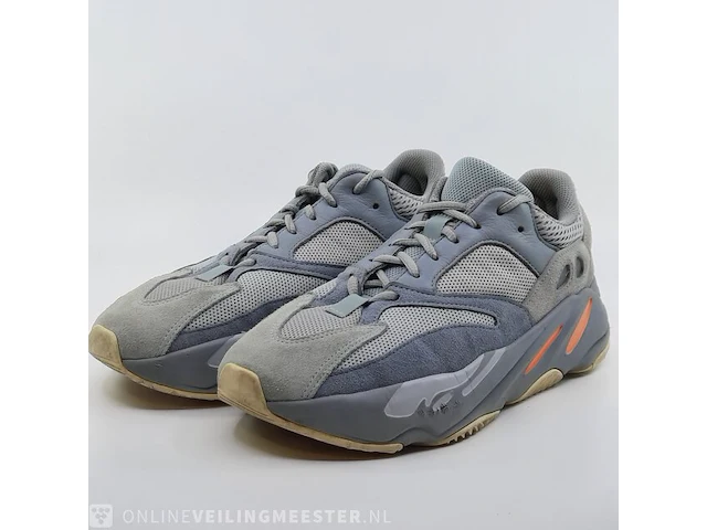 Paar schoenen, maat 41 1/3 adidas, yeezy boost 700 - afbeelding 1 van  10