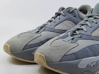 Paar schoenen, maat 41 1/3 adidas, yeezy boost 700 - afbeelding 3 van  10